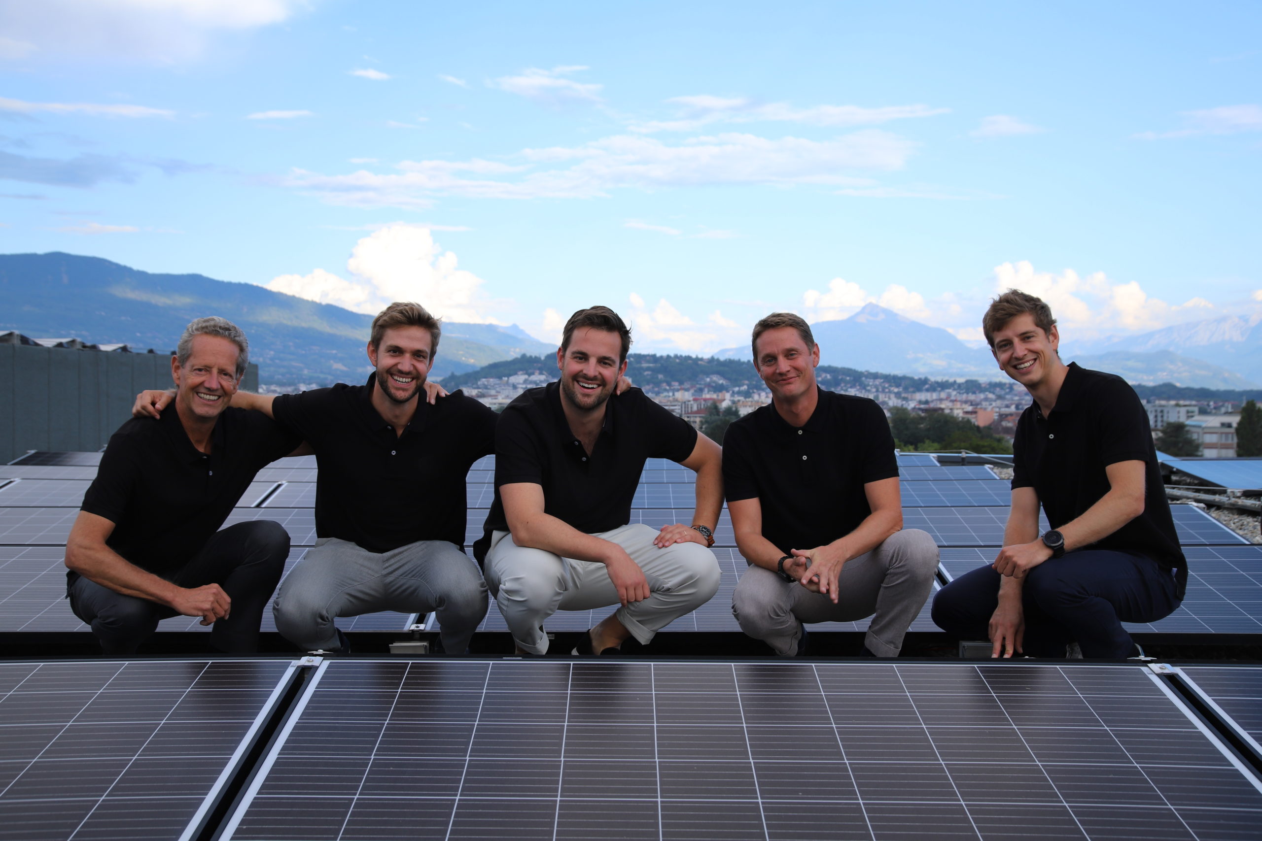 équipe tera solar avec panneaux photovoltaïques