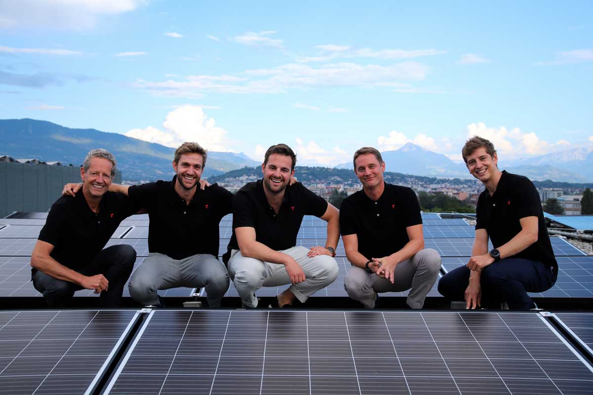 l'équipe de tera solar avec des panneaux solaires photovoltaïques