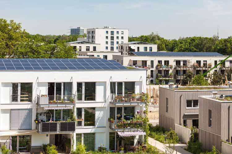 Immeuble résidentiel avec une centrale solaire photovoltaïque en toiture