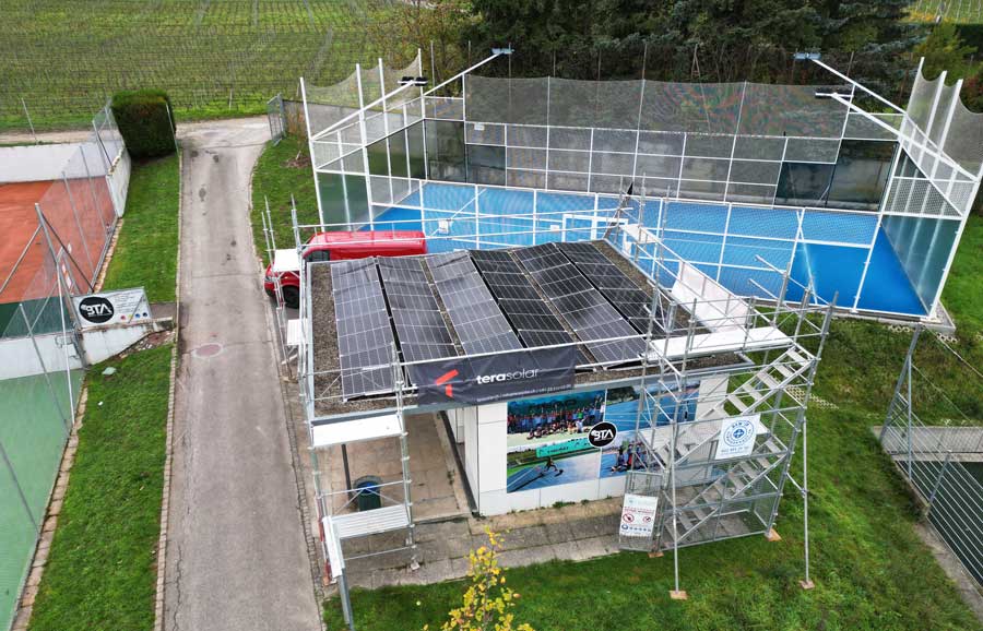 Installation de panneaux solaires photovoltaïques à Bernex dans le canton de Genève sur le toit d'un centre sportif.