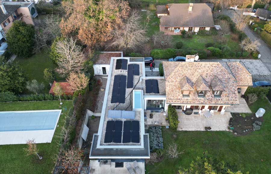 installation photovoltaïque à Collonge-Bellerive Installation de panneaux solaires photovoltaïques à Collonge-Bellerive, canton de Genève, sur le toit d'une villa.