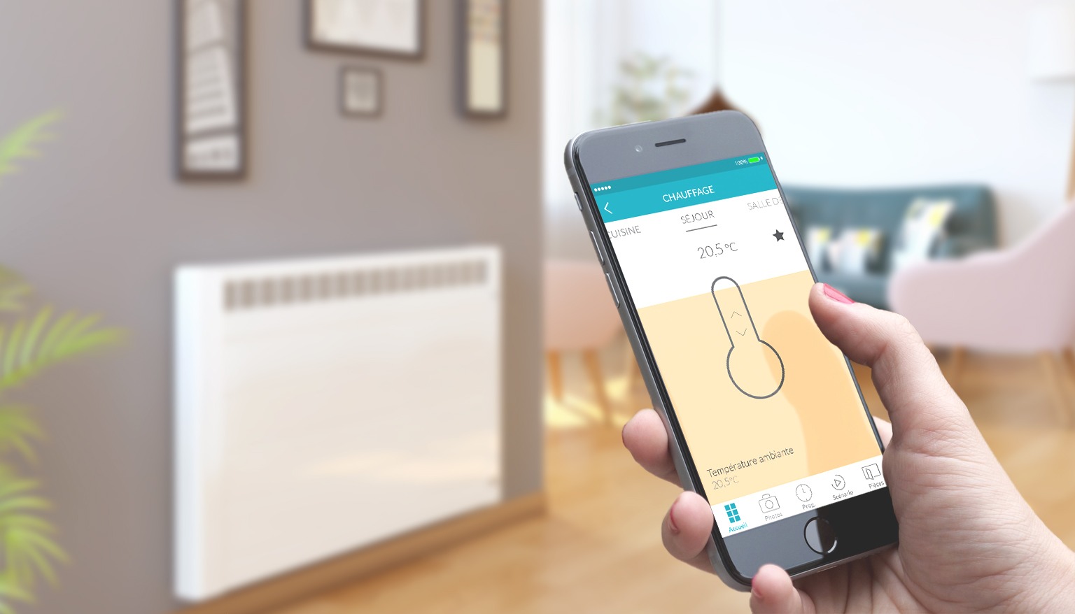 Gestion du chauffage via application mobile – radiateur connecté en arrière-plan Une personne ajuste la température de son logement grâce à une application mobile, illustrant la domotique et la gestion intelligente du chauffage pour réduire la consommation énergétique.