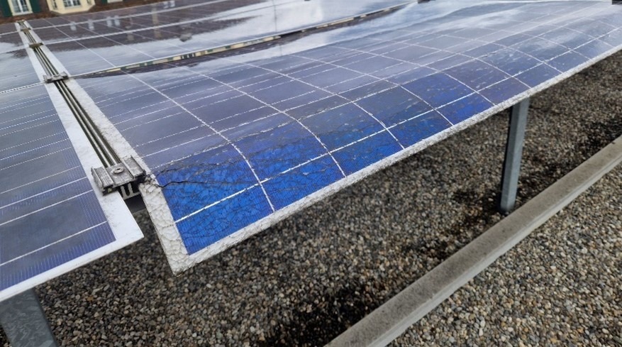 Modules solaires endommagés sur toiture – exemple de panneaux à démonter. Anciens panneaux photovoltaïques usés et sales installés sur un toit, ne produisant plus d’électricité.